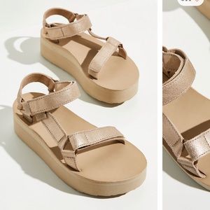 TEVA Universal Leather Sandals. Metallic Champagne
